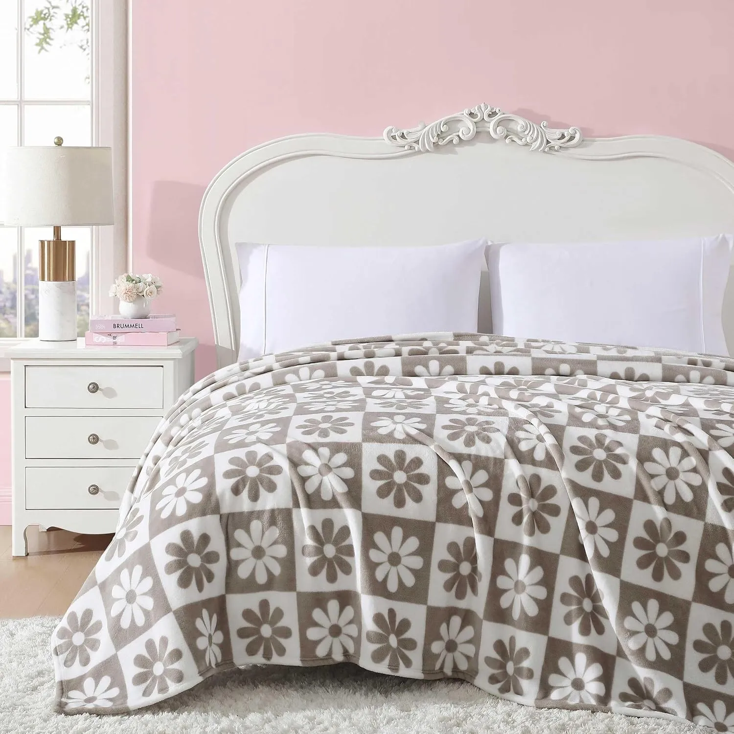 Betsey Johnson - Twin Blanket, Ultra-Soft Plush Bedding, Oversized Soft Blanket, Dorm Essentials (Daisy Check Brown)